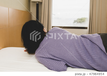 ベッドで落ち込む女性 ベッドで落ち込む女性 47964954