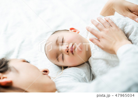 お昼寝する赤ちゃんとママ 47965034