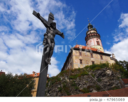 キリストの磔刑像とチェスキークルムロフ城のベルグフリード塔 47965069