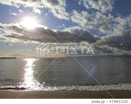 逗子海岸 太陽 映る 美しい海の景色に癒されるの写真素材