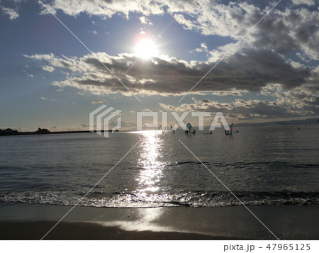逗子海岸 太陽 映る 美しい海の景色に癒される 逗子海岸 太陽 映る 美しい海の景色に癒される 47965125