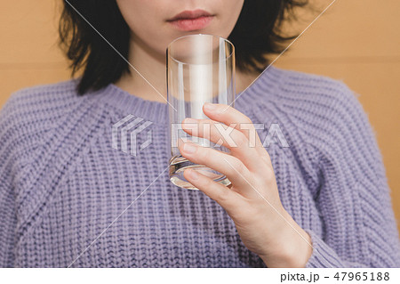 空のグラスを持つ女性 47965188