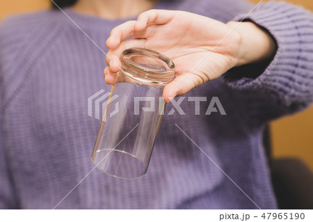 空のグラスを持つ女性 47965190