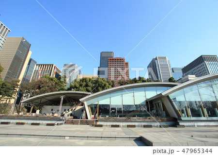和田倉噴水公園レストランと丸の内1丁目の開発地区とビル群 47965344