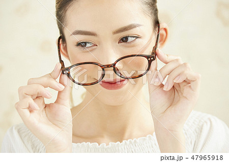 女性　表情 47965918