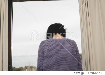 窓辺で落ち込む女性 47966542