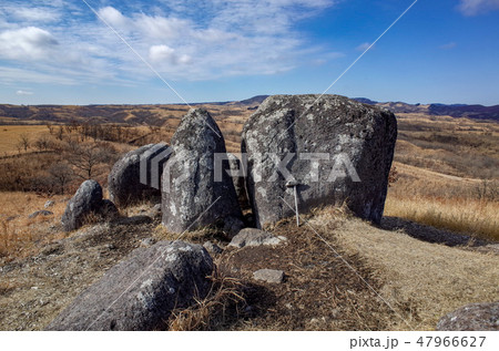 押戸岩の丘にある挟み石 47966627