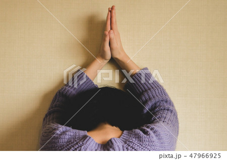祈る女性 47966925