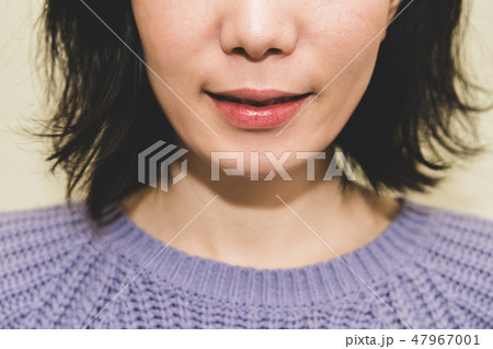 笑顔の女性 47967001