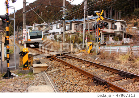 日向和田と石神前の間にある踏切を通過する上り電車(1) 47967313