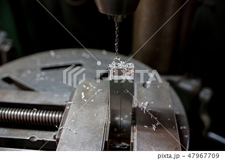 ボール盤で穴あけ加工 ボール盤で穴あけ加工 47967709