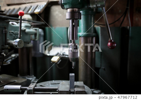 ボール盤でバリ取り加工 47967712