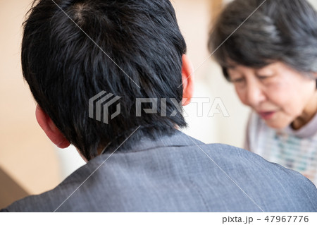 契約するシニア 契約するシニア 47967776