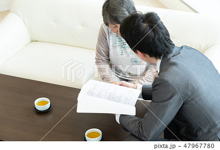 契約するシニア 47967780