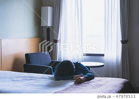 ベッドで落ち込む男性 ベッドで落ち込む男性 47970513
