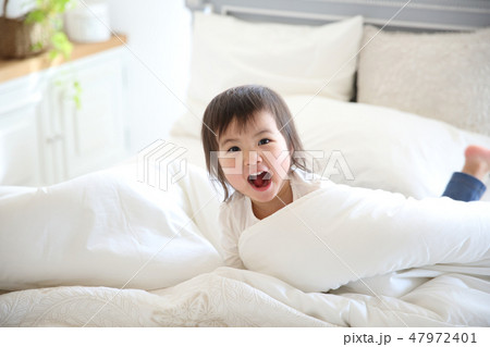 2歳の女の子 2歳の女の子 47972401
