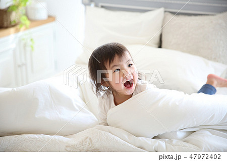 2歳の女の子 2歳の女の子 47972402