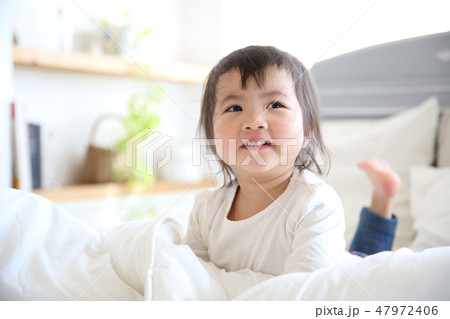 2歳の女の子 2歳の女の子 47972406