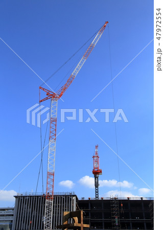 ビル建設現場のタワークレーンとクローラークレーン 47972554