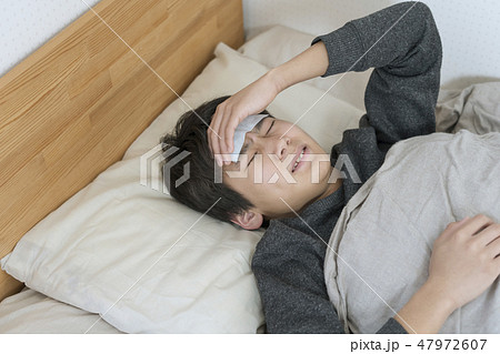 寝込む男の子　風邪　インフルエンザ　中学生　高校生 47972607
