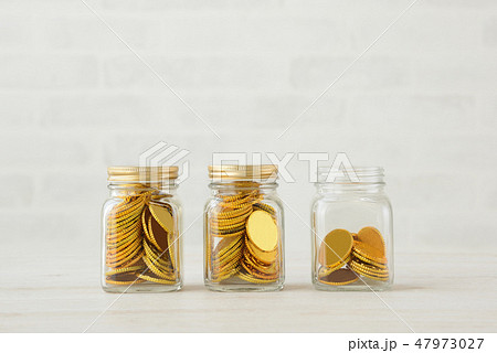貯金・貯蓄イメージ―瓶に入った金貨 貯金・貯蓄イメージ―瓶に入った金貨 47973027