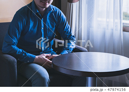 不気味に笑う男性 不気味に笑う男性 47974156