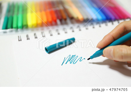カラーペンとスケッチブック 47974705