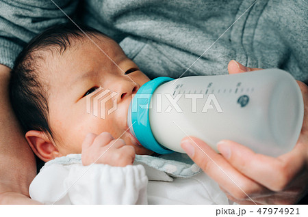 授乳 ミルク 哺乳瓶 赤ちゃん 新生児の写真素材