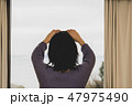 スマホで写真を撮る女性 47975490