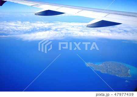 与論島と飛行機の翼 47977439