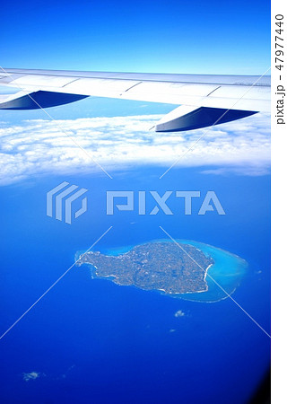 与論島と飛行機の翼 47977440