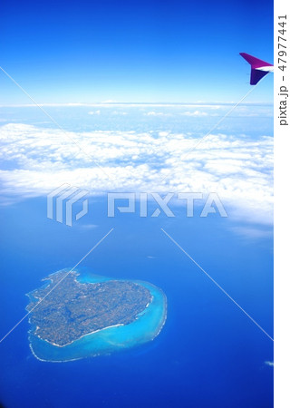 与論島と飛行機の翼 47977441