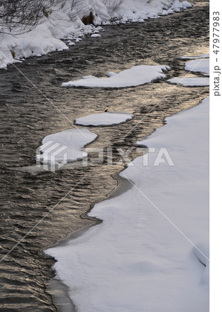 冬の朝の北海道八雲町鉛川地区で凍てつく遊楽部川の風景を撮影 47977983