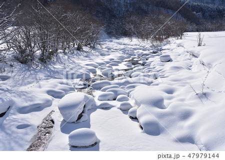 冬の北海道八雲町八熊峠の峠下で遊楽部川の河原の岩に大雪が積もりモコモコした風景を撮影 47979144