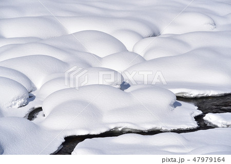 冬の北海道八雲町八熊峠の峠下で遊楽部川の河原の岩に大雪が積もりモコモコした風景を撮影 47979164