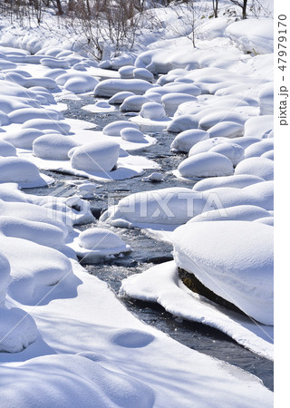 冬の北海道八雲町八熊峠の峠下で遊楽部川の河原の岩に大雪が積もりモコモコした風景を撮影 47979170
