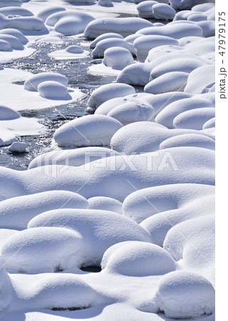 冬の北海道八雲町八熊峠の峠下で遊楽部川の河原の岩に大雪が積もりモコモコした風景を撮影 47979175