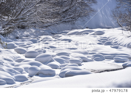 冬の北海道八雲町八熊峠の峠下で遊楽部川の河原の岩に大雪が積もりモコモコした風景を撮影 47979178