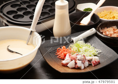 タコ焼き機とたこ焼きの材料 47979501