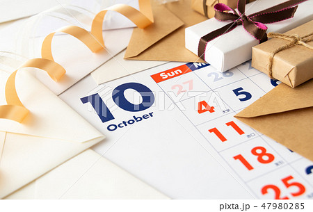 10月　カレンダー　プレゼント　ギフト　誕生日　記念日 47980285