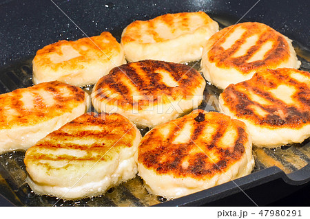 Traditional Russian sweet syrniki cottage cheese pancakes fried in the frying pan 47980291