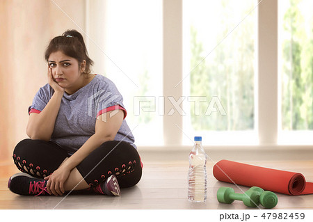 woman sitting on the floor  47982459