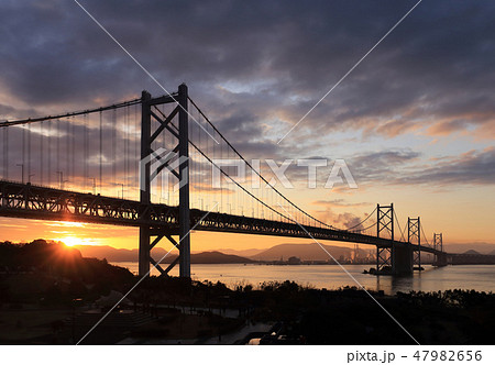 瀬戸大橋の初日の出 与島から四国側を見る の写真素材