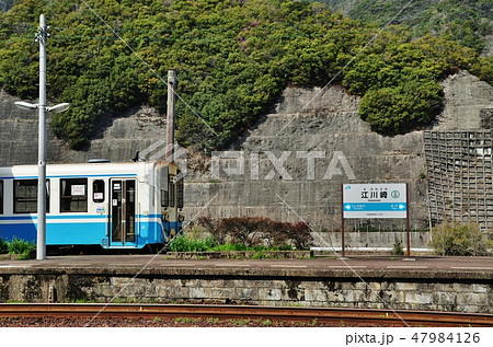 江川崎駅を発車する予土線普通列車（キハ32形） 47984126