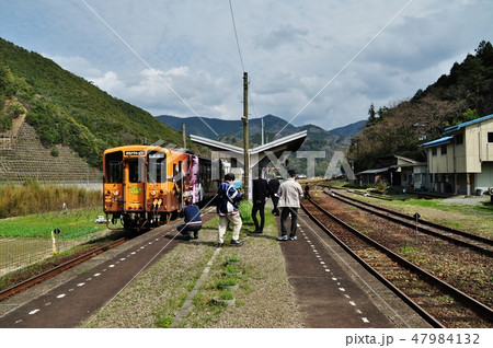江川崎駅に停車中の予土線普通列車(キハ32形海洋堂ホビートレイン) 江川崎駅に停車中の予土線普通列車(キハ32形海洋堂ホビートレイン) 47984132