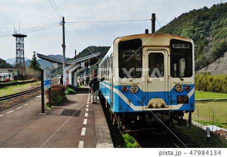 江川崎駅に停車中の予土線普通列車（キハ32形） 47984134