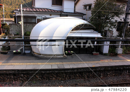 膜構造の屋根の待合室がある青梅線白丸駅のホーム(2) 47984220