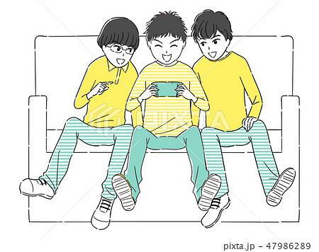 楽しくゲームをする仲良し３人組 47986289