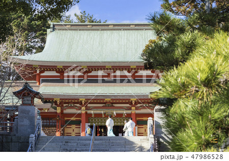 神社本殿と神職 神社本殿と神職 47986528