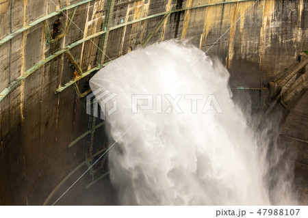 黒部ダムの放水 近影 黒部ダムの放水 近影 47988107
